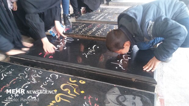 People pay homage to Martyr Gen. Soleimani’s tomb on Islamic Revolution victory anniv.