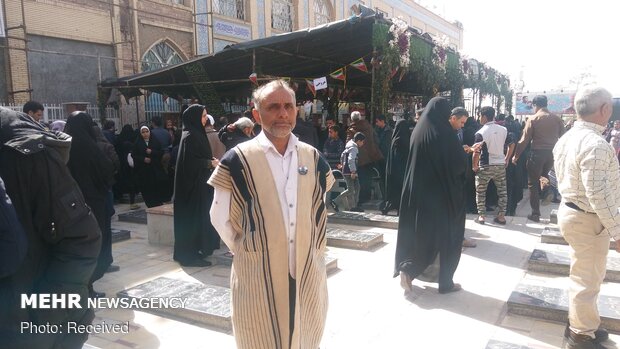 People pay homage to Martyr Gen. Soleimani’s tomb on Islamic Revolution victory anniv.