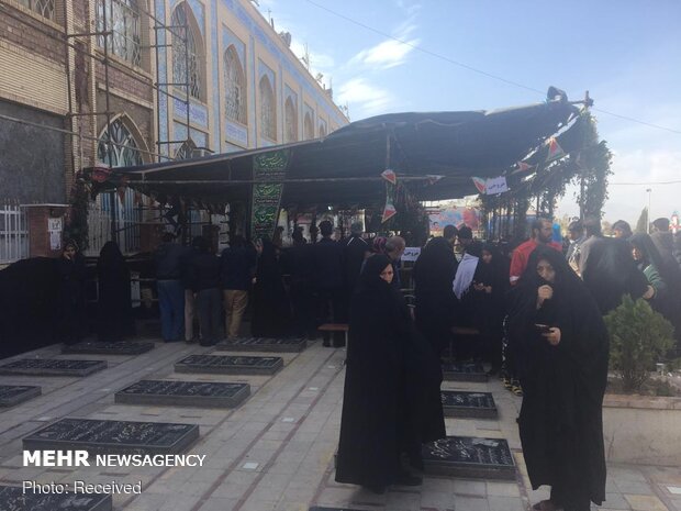 People pay homage to Martyr Gen. Soleimani’s tomb on Islamic Revolution victory anniv.