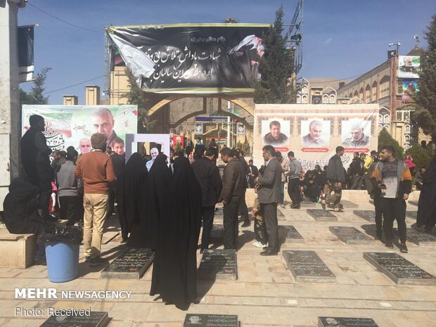 People pay homage to Martyr Gen. Soleimani’s tomb on Islamic Revolution victory anniv.