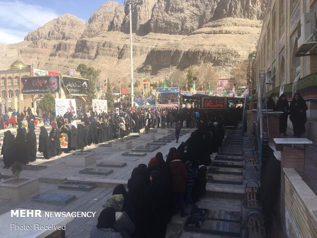 People pay homage to Martyr Gen. Soleimani’s tomb on Islamic Revolution victory anniv.