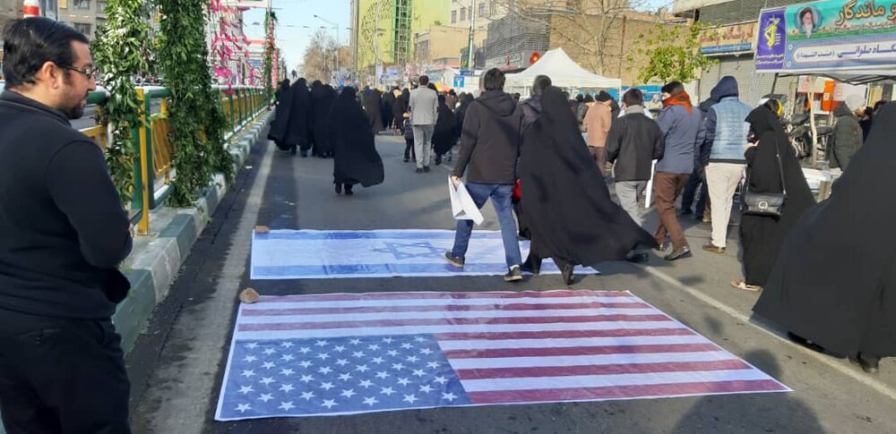 تابوت تروریست‌های آمریکایی روی دست راهپیمایان پایتخت/ اهتزار پرچم «حکومت مهدی»
