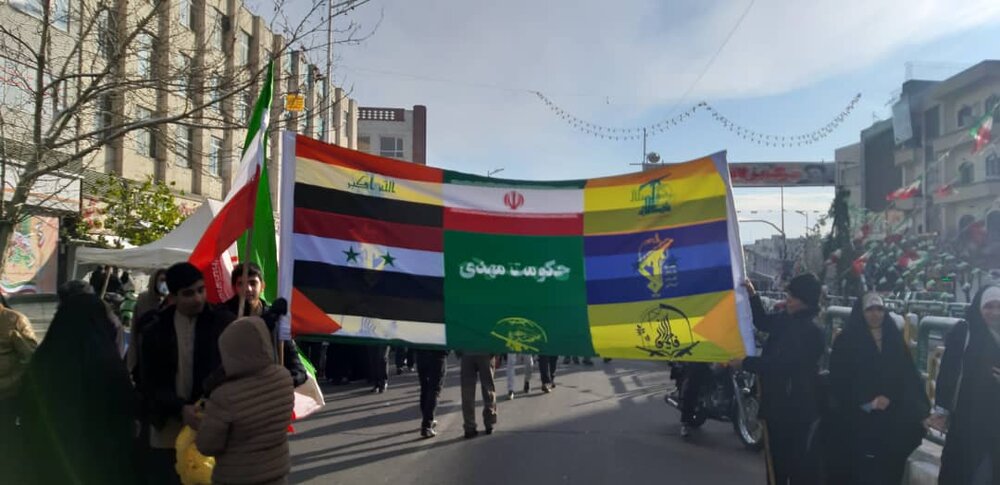 نمایش موشک‌های نقطه زن در مسیر راهپیمایی/ اهتزار پرچم «حکومت مهدی»