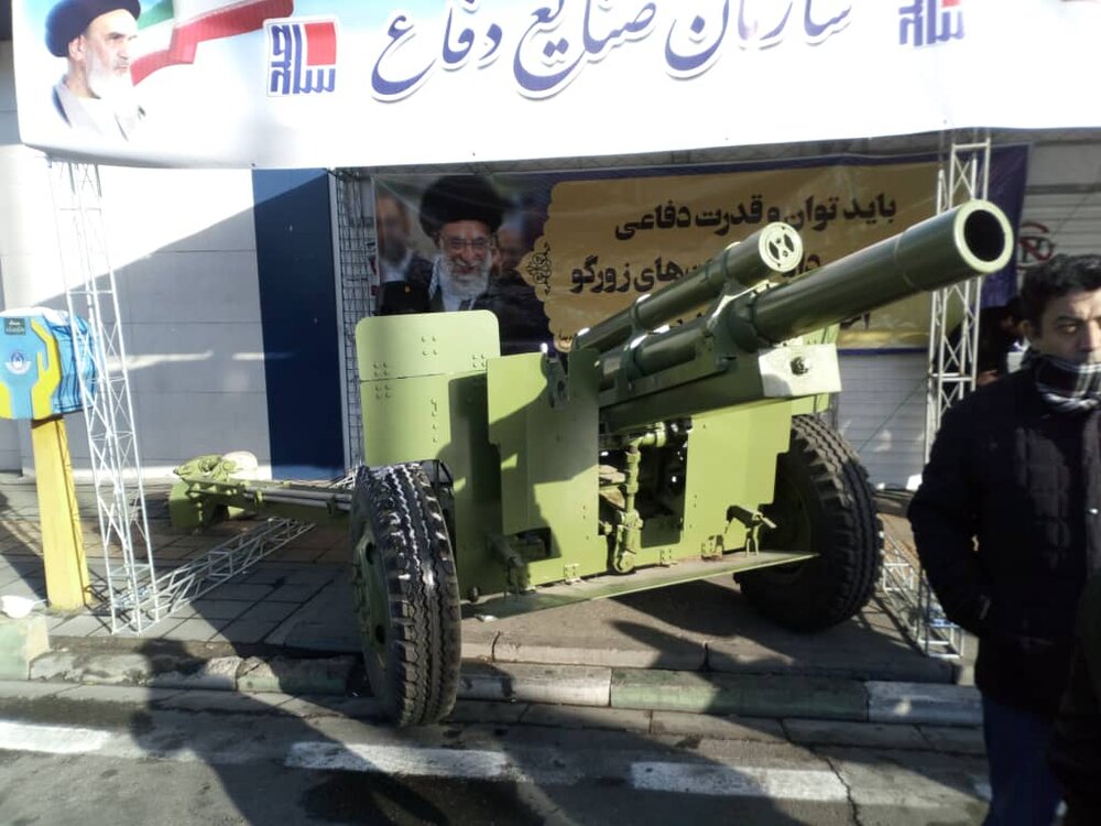 نمایش موشک‌های نقطه زن در مسیر راهپیمایی/ اهتزار پرچم «حکومت مهدی»