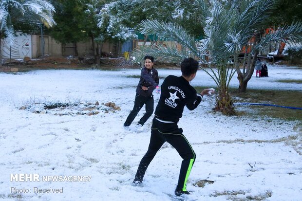 فرحة العراقيين بالثلوج بعد انقطاع طويل