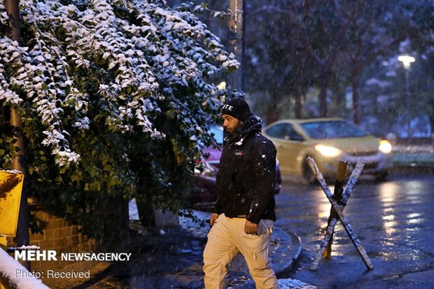 فرحة العراقيين بالثلوج بعد انقطاع طويل