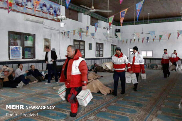 امداد رسانی به خودروهای گرفتار در برف گیلان