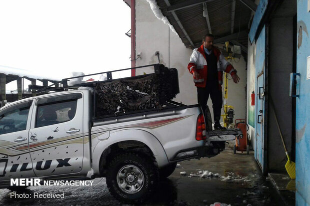 امداد رسانی به خودروهای گرفتار در برف گیلان