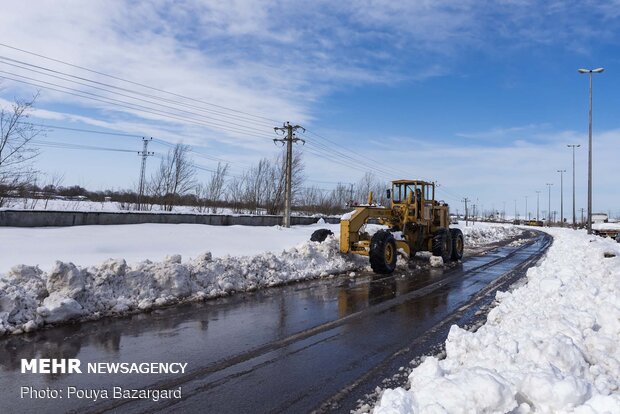 بارش برف راه ۲۲۰ روستا را مسدود کرد
