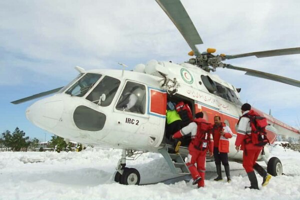 انتقال پیکر کوهنورد فوت‌شده از دیزین توسط بالگرد هلال احمر
