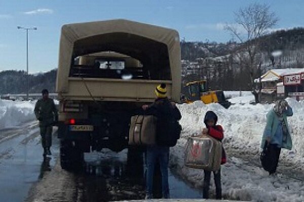 یگان‌های ارتش به یاری محاصره شدگان برف در چاراویماق شتافتند