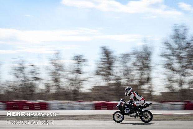 İran'daki kadın motorcular yarışlarından fotoğraflar
