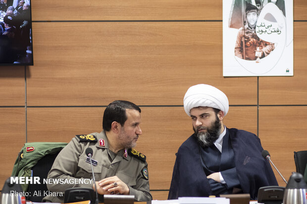 محمد قمی و سردار کارگر در هشتمین جلسه هیئت امنای بنیاد حفظ آثار و نشر ارزش‌های دفاع مقدس