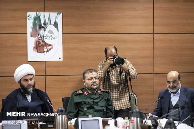 عبدالعلی علی‌عسگری، سردار سلیمانی و محمد قمی در هشتمین جلسه هیئت امنای بنیاد حفظ آثار و نشر ارزش‌های دفاع مقدس