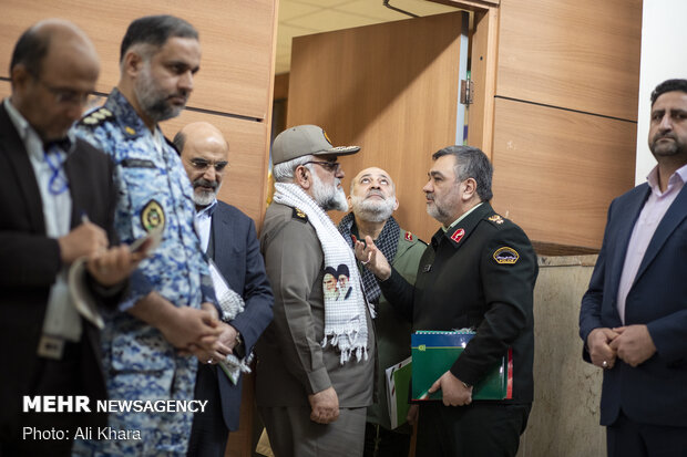 سردار حسین اشتری و سردار نقدی در حاشیه هشتمین جلسه هیئت امنای بنیاد حفظ آثار و نشر ارزش‌های دفاع مقدس