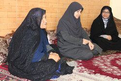 مدیر کل کانون پرورش فکری فارس با مادر شهید دیدار کرد