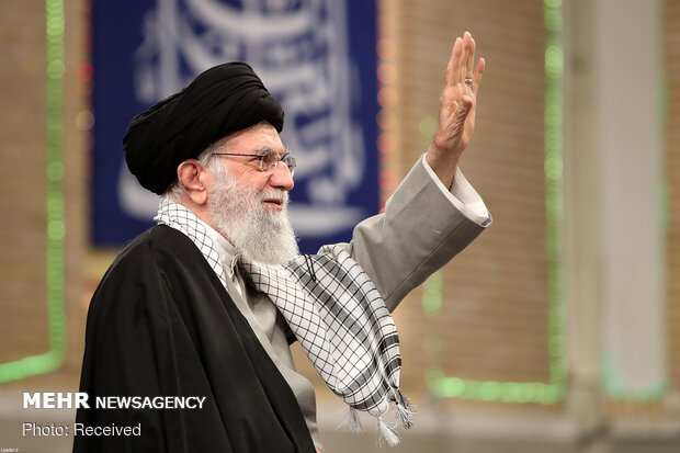 قائد الثورة الاسلامية: معاقو الحرب هم مضحون وشهداء أحياء