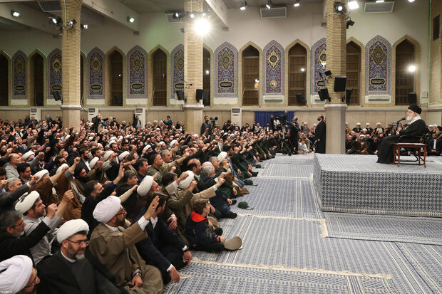 Leader receives people from East Azarbaijan province