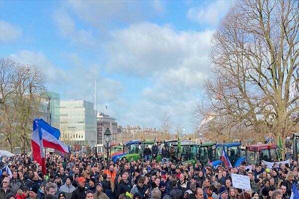 Hollanda'da binlerce çiftçi hükümeti protesto etti