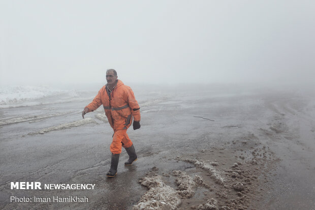 یک‌ روز برفی با راهداران پرتلاش