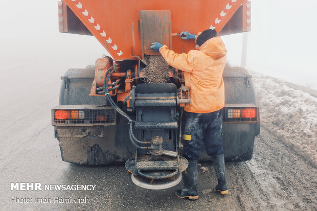 یک‌ روز برفی با راهداران پرتلاش