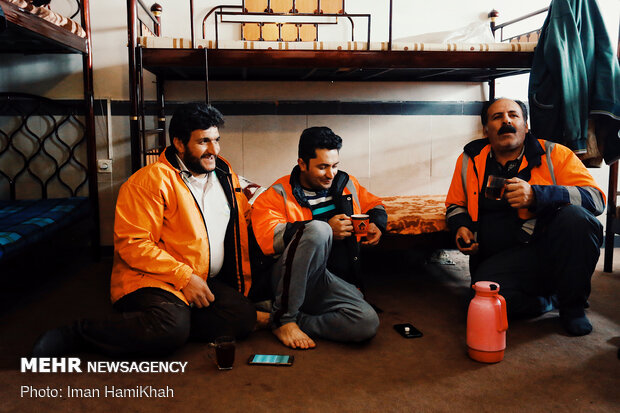 یک‌ روز برفی با راهداران پرتلاش