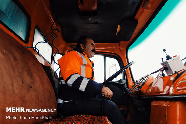 یک‌ روز برفی با راهداران پرتلاش