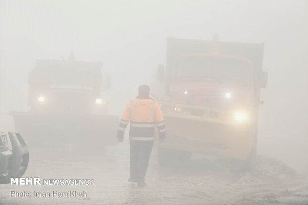 یک‌ روز برفی با راهداران پرتلاش