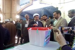 نماینده ولی فقیه در استان کرمان رای خود را به صندوق انداخت