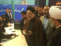 الرئيس الإيراني الأسبق "خاتمي" يحضر في حسينية "جماران" للإدلاء بصوته