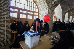 ۷۶ شعبه اخذ رای در شهرستان آبیک آرای مردم را جمع آوری می کند