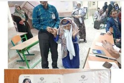 پیرزن ۹۸ ساله مراوه تپه ای در انتخابات شرکت کرد