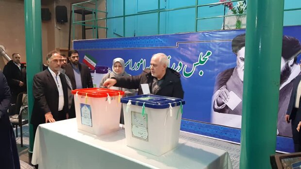 وزير الخارجية الإيراني يدلي بصوته في الانتخابات التشريعية