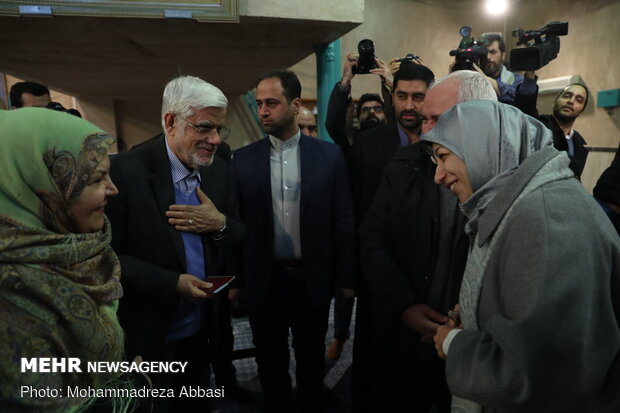 FM Zarif casts his vote in ballot box
