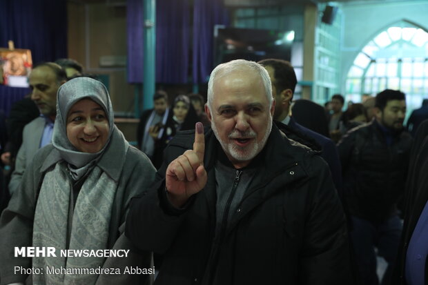 FM Zarif casts his vote in ballot box
