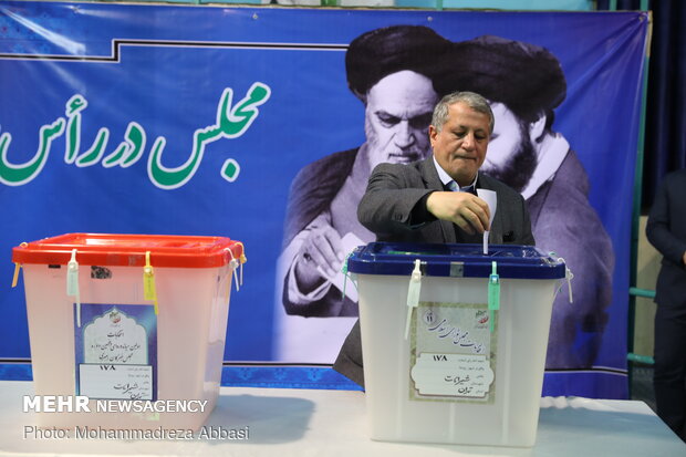 FM Zarif casts his vote in ballot box
