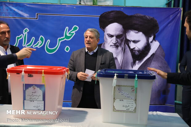 FM Zarif casts his vote in ballot box
