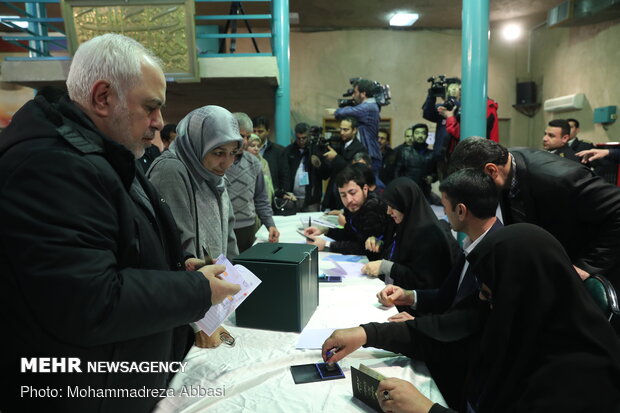 FM Zarif casts his vote in ballot box
