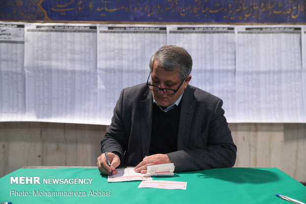 FM Zarif casts his vote in ballot box
