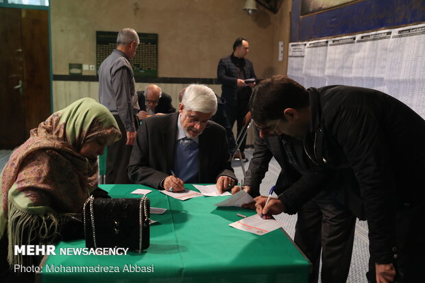 FM Zarif casts his vote in ballot box
