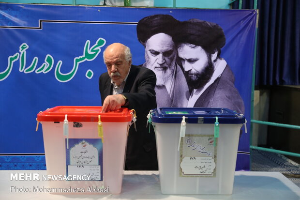 FM Zarif casts his vote in ballot box
