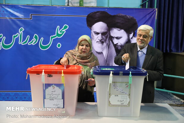 FM Zarif casts his vote in ballot box
