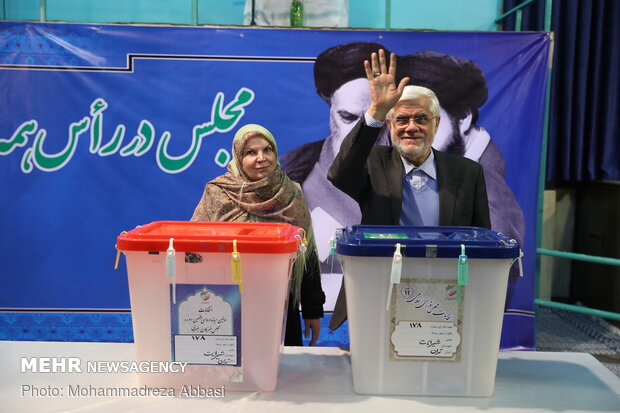 FM Zarif casts his vote in ballot box
