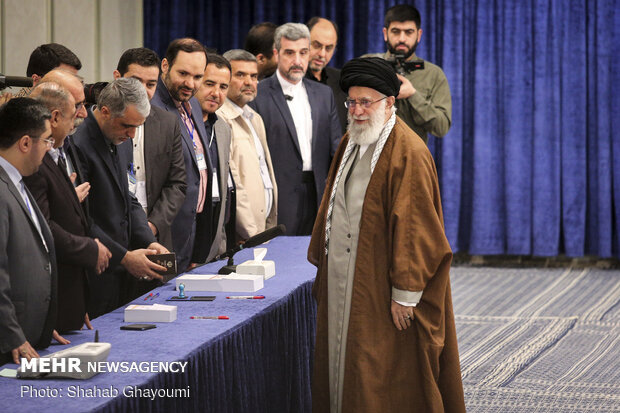 قائد الثورة الاسلامية آية الله السيد علي الخامنئي يدلي بصوته في الانتخابات التشريعية الايرانية