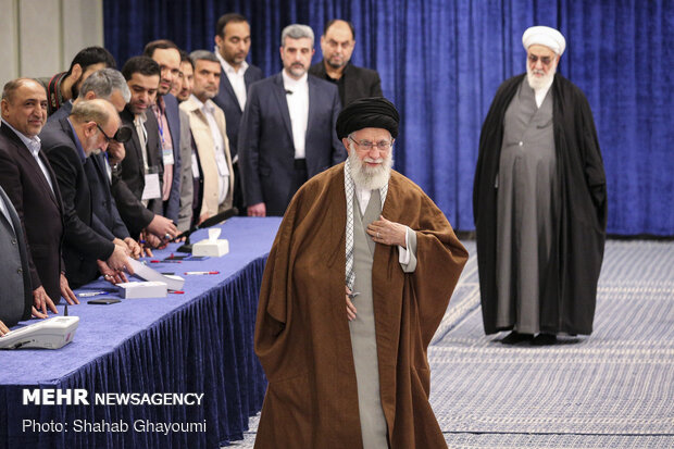 İslam Devrim Lideri Ayetullah Hamanei, Tahran'da oyunu kullandı