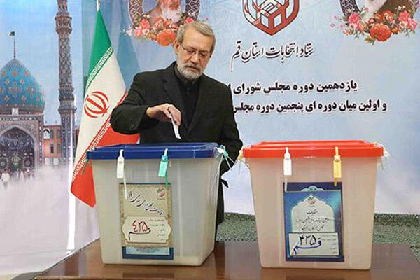 لاریجانی در قم رأی خود را در صندوق انداخت