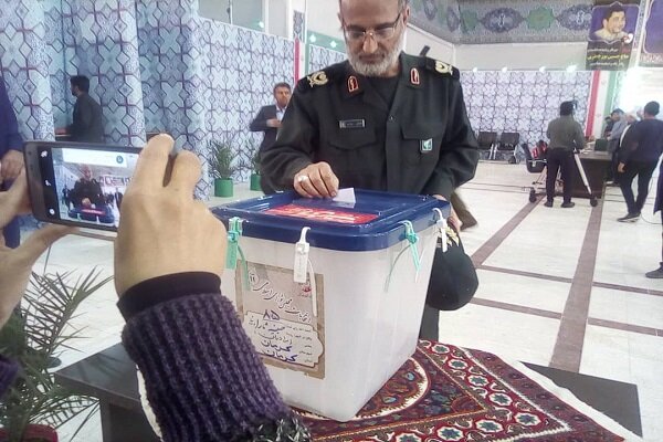 فرمانده سپاه ثارالله کرمان رای خود را به صندوق انداخت