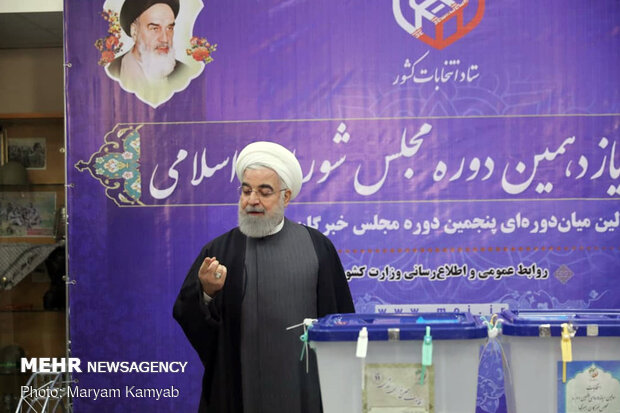 Pres. Rouhani casts ballot
