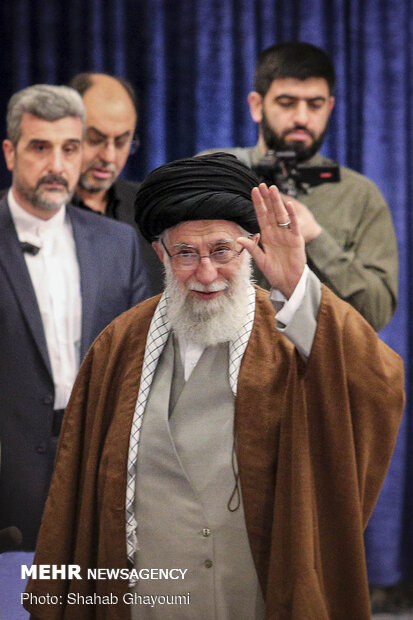 قائد الثورة الاسلامية آية الله السيد علي الخامنئي يدلي بصوته في الانتخابات التشريعية الايرانية