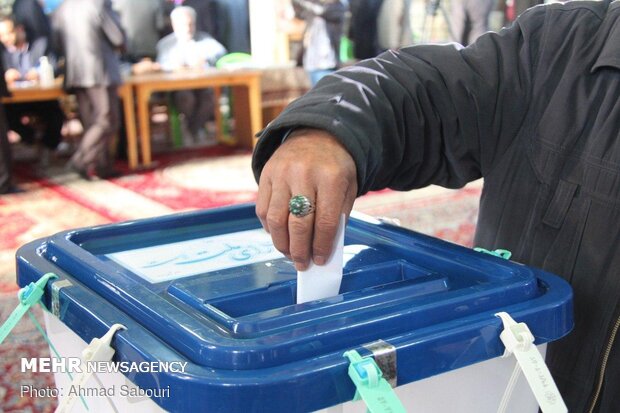 استفاده از دستگاه‌های احراز هویت الکترونیکی در شعب اخذ رأی اصفهان